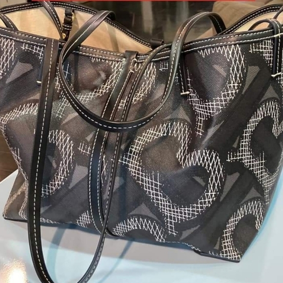 Burberry Handbags - NEW!!! Burberry Graphite Beach Tote RARE FIND